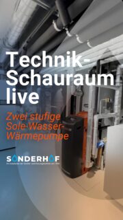 Teil 1 – Innovative Heiztechnik live erleben
Im neuen Büro- und Wohngebäude von Sonderhof – bestehend aus 15 Wohneinheiten und dem Firmensitz – sorgt modernste Technik für höchsten Komfort und maximale Effizienz.
Das gesamte Gebäude wird über eine leistungsstarke Sole-Wasser-Wärmepumpenanlage beheizt und gekühlt. Herzstück ist die Viessmann Vitocal 300-G, umgesetzt als intelligentes Master-Slave-System. Die Highlights im Überblick:
- 2-stufige Wärmepumpe mit 80 kW thermischer Leistung
- Energieversorgung über eine Tiefenbohrungsanlage (Erdwärme)
- Nutzung für Fußbodenheizung und Trinkwasserbereitung
- Effizienter Betrieb durch abwechselnden Einsatz der Anlagen
- Volle Leistung bei extremen Außentemperaturen im Winter
Die beiden Wärmepumpen arbeiten als ein abgestimmtes System: Bei geringem Bedarf läuft nur eine Einheit, während bei Spitzenlast – etwa an sehr kalten Tagen – beide Anlagen gemeinsam maximale Leistung liefern.
Besonderheit: Der integrierte Schauraum dient gleichzeitig als „lebendes System“ – Kunden können die Technik im laufenden Betrieb erleben.
Bleibt dran für Teil 2!
—
#viessmann #wärmepumpe #bauträger #architektur #gebäudetechnik