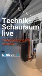 Das Herzstück im TECHNIK-SCHAURAUM 👉DER TIEFENBOHRUNGSVERTEILER
Hier laufen alle 12 Tiefenbohrungen zusammen, die unter der Fundamentplatte des Gebäudes ausgeführt wurden – und verbinden sich direkt mit der Sole-Wasser-Wärmepumpe.
👉 Die Kerndaten:
- Tiefenbohrungen bis 120 m
- Duplexsonden mit 4 Rohrleitungen pro Bohrung
- Solekreislauf zur Energiegewinnung aus dem Erdreich
- Verfüllung mit Zementsuspension für optimalen Wärmetransfer
- Zentrale Bündelung im Soleverteiler
Die Leitungen werden unter der Bodenplatte zusammengeführt und im Schauraum bewusst als Sichtinstallation ausgeführt. So wird die Technik nicht nur genutzt, sondern direkt verständlich gemacht.
Reale Technik. Klar dargestellt. Direkt erlebbar.
#wärmepumpe #viessmann #sonderhof #haustechnik