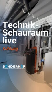 Teil 4 – Die Kühlung ❄️
DIE KÜHLUNG DES GEBÄUDES – effizient, nachhaltig und nahezu energieneutral.
Im Hintergrund sichtbar: die schwarz isolierten Leitungen für Kaltwasser und Sole. Im Sommer wird die natürliche Kälte aus den Tiefenbohrungen genutzt.
Die Highlights:
- Sole aus den Erdsonden mit 10–12 °C
- Kühlung über Plattenwärmetauscher – ohne aktive Kälteerzeugung
- Nahezu energieneutraler Betrieb (nur Umwälzpumpen benötigen Strom)
- Abführung der Wärme zurück ins Erdreich
- Regeneration der Tiefenbohrungen durch Wärmeeintrag
- 1.500 Liter Kühlungsspeicher für Lastspitzen
Die überschüssige Wärme aus Wohnungen und Büros wird im Sommer ins Erdreich zurückgeführt – effizient genutzt statt verloren.
Reale Technik.
Klar dargestellt.
Direkt erlebbar.
#sonderhof #1ainstallateur #heizungstechnik #wärmepumpen #viessmann
